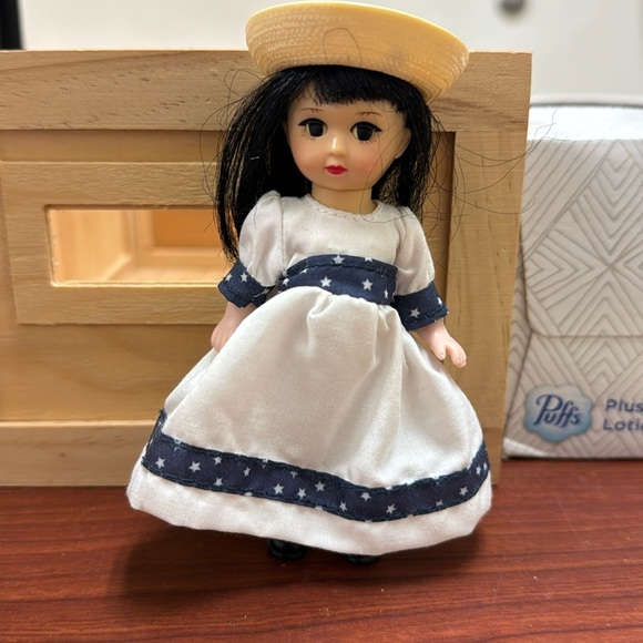 2005 Madame Alexander McDonald’s premium Mini Doll “Setting Sail” Collectible - Picture 3 of 4